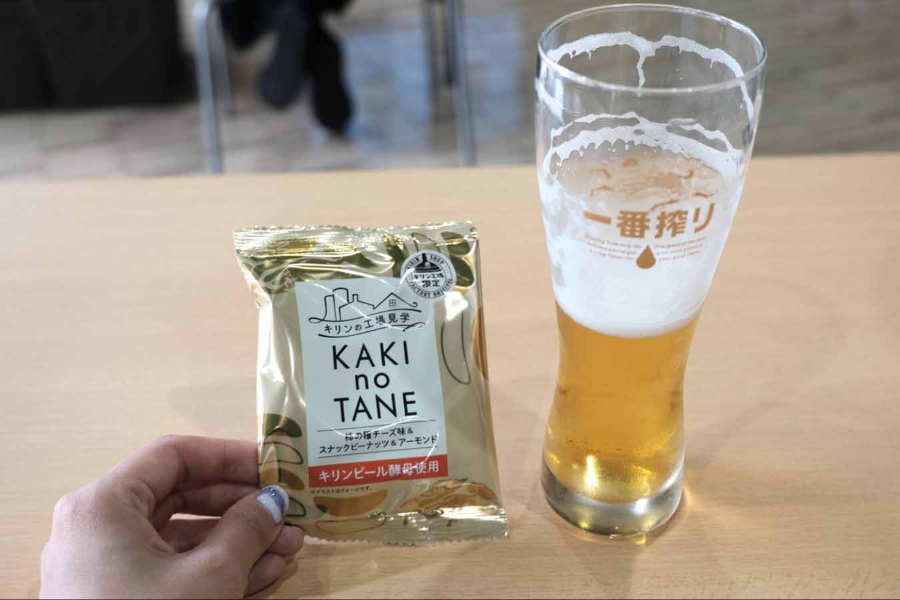 ▲一気に飲みすぎてしまいました・・・工場見学オリジナルのおつまみも配られます