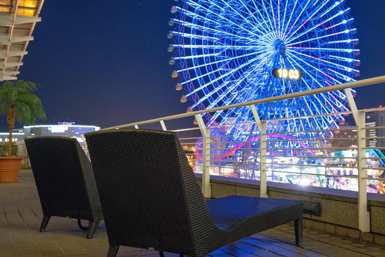 ▲テラスでは、みなとみらいの夜景が楽しめる