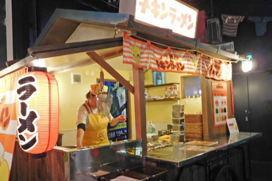 ▲フードコートの中にチキンラーメンの屋台が。まちがいない味です。