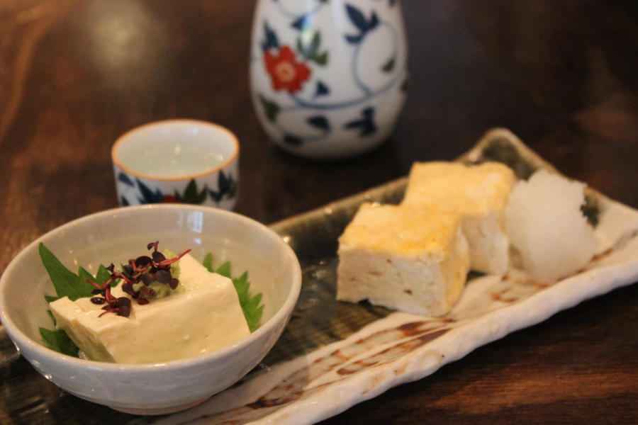 ▲カウンターでゆったり飲みたい。「おつまみセット」800円