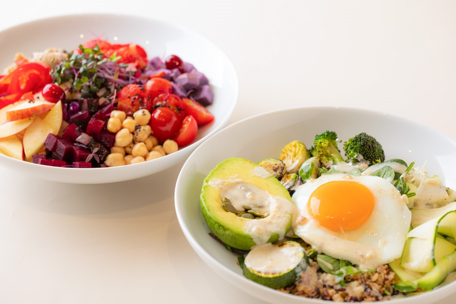 ▲「10種野菜のグリーンサラダボウル カシューナッツのバターミルクランチドレッシング」(右)と「苺と赤い野菜のVEGANサラダボウル ホワイトバルサミコとミックスベリーのドレッシング」