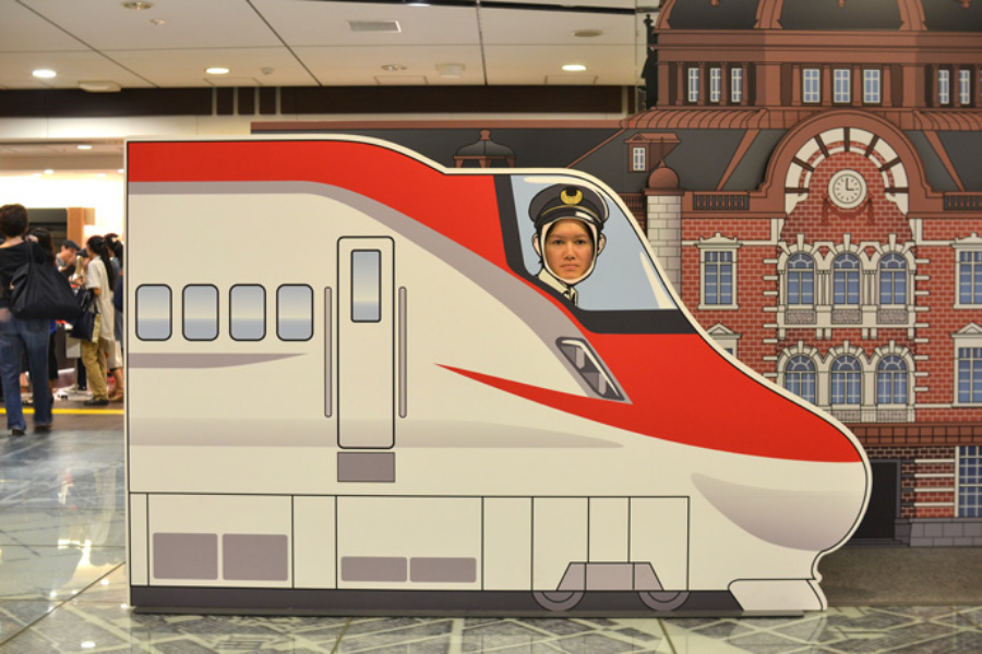 ▲東京駅の銀の鈴付近にて、脇見運転。あんなに人がいるところにも置かれる事があるのです