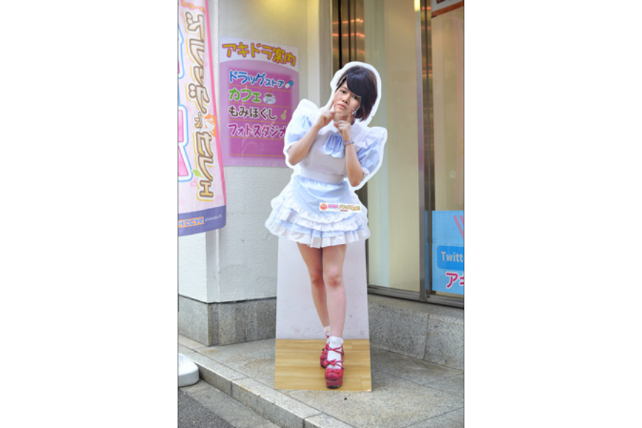 ▲秋葉原にはしょっちゅう看板が新設されるのですが、だいたいメイドかアニメモチーフ。それでも一人でハマらなくては。
