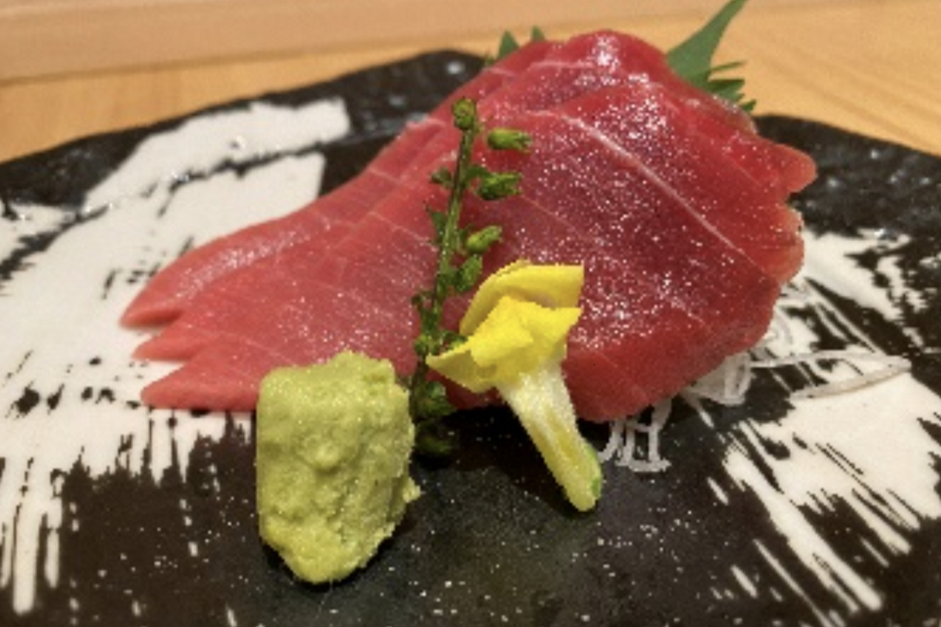 ▲「やま幸 本まぐろ赤身刺身」(1,500円)。まぐろ問屋の名門「やま幸」の本まぐろを贅沢に刺身でいただける
