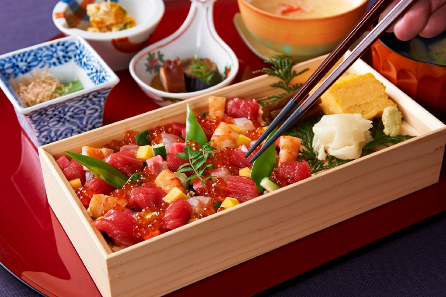 ▲生本鮪のばらちらし重御膳(2,500円)