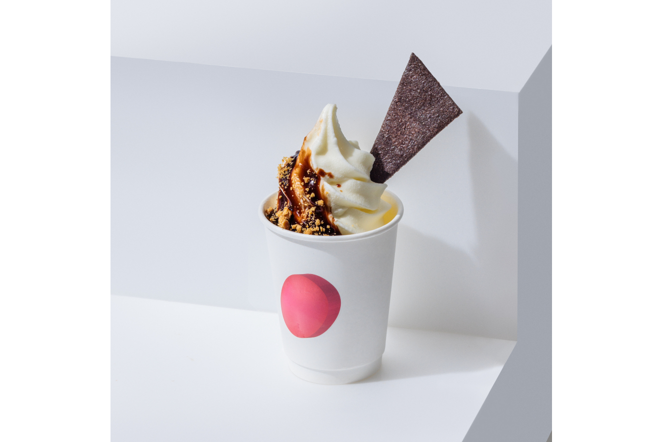 ▲「クッキーの突き刺さったソフトクリーム」