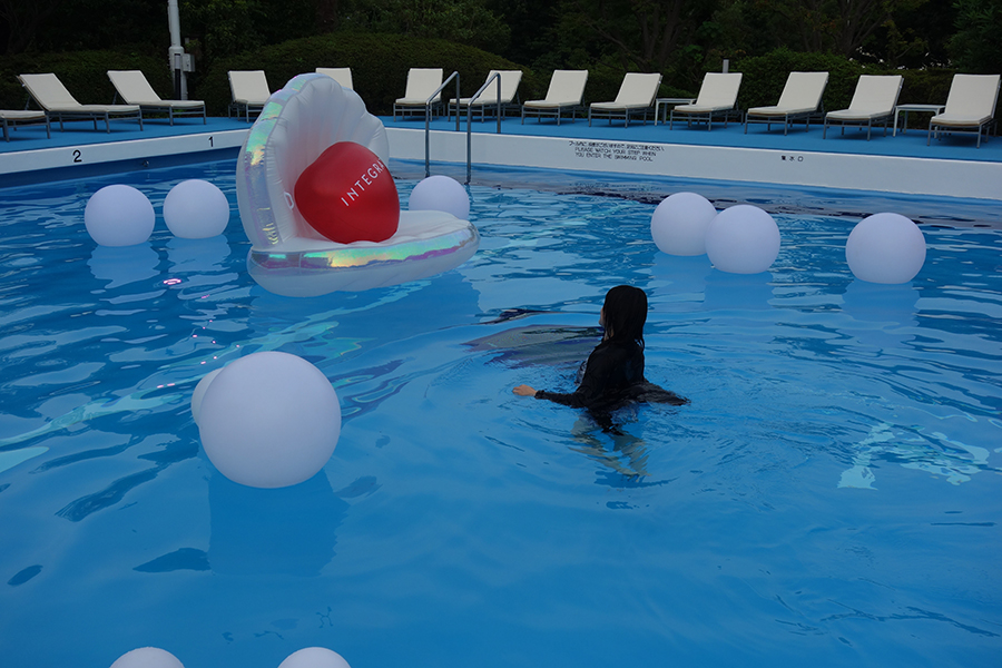 ▲泳げないので水の中をゆっくり歩いて移動