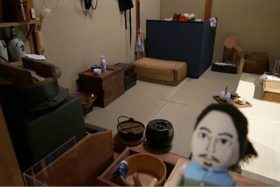 ▲実物大の《棟割長屋》。独身大工の生活を再現。寝食そして仕事まですべて4畳半の小宇宙で完結させる。江戸町民は究極のミニマリストだったんですね