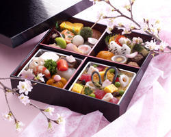 桜の下で彩り鮮やかなお弁当が花開きます ホテル イースト21東京のお花見お持ち帰り商品 レッツエンジョイ東京