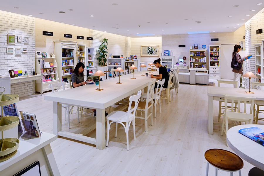 H.I.S. 旅と本と珈琲とOmotesando