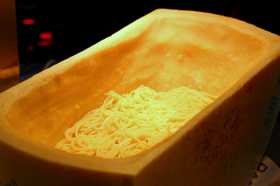 LUXE DINING HAPUNA 大きなチーズで仕上げたパスタ