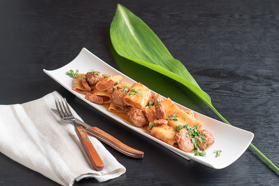 mauka kitchen ゴットファーザー風スパゲティ ハワイアンソーセージとミートボール