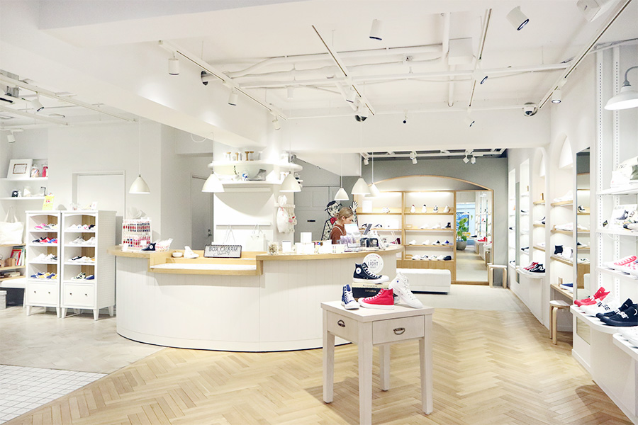 White atelier BY CONVERSE 店内