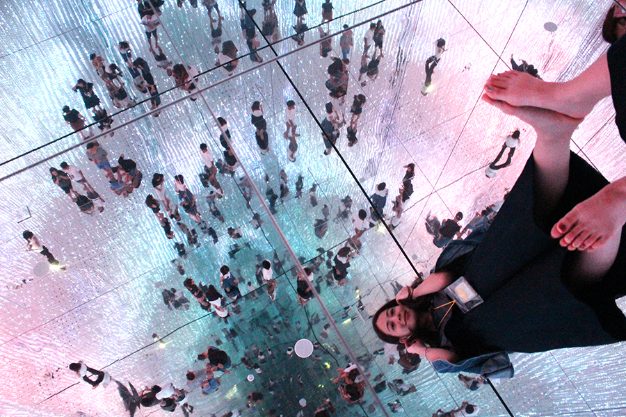 豊洲 圧巻の作品に感動 チームラボプラネッツで裸足デート レッツエンジョイ東京