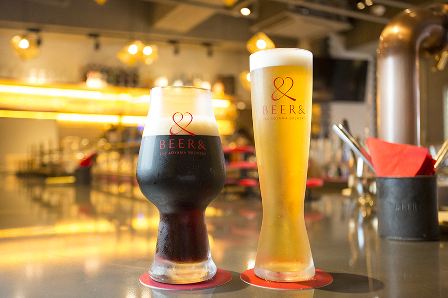 BEER& 246 aoyama brewery 「ブラック」(360ml 900円/写真左)「Aoyama ドラフト」(360ml 900円/写真右)