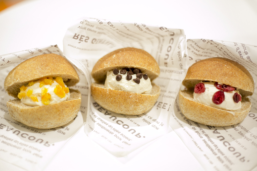 クリスベーカリー 「ふすまカフェラテ」(各320円)