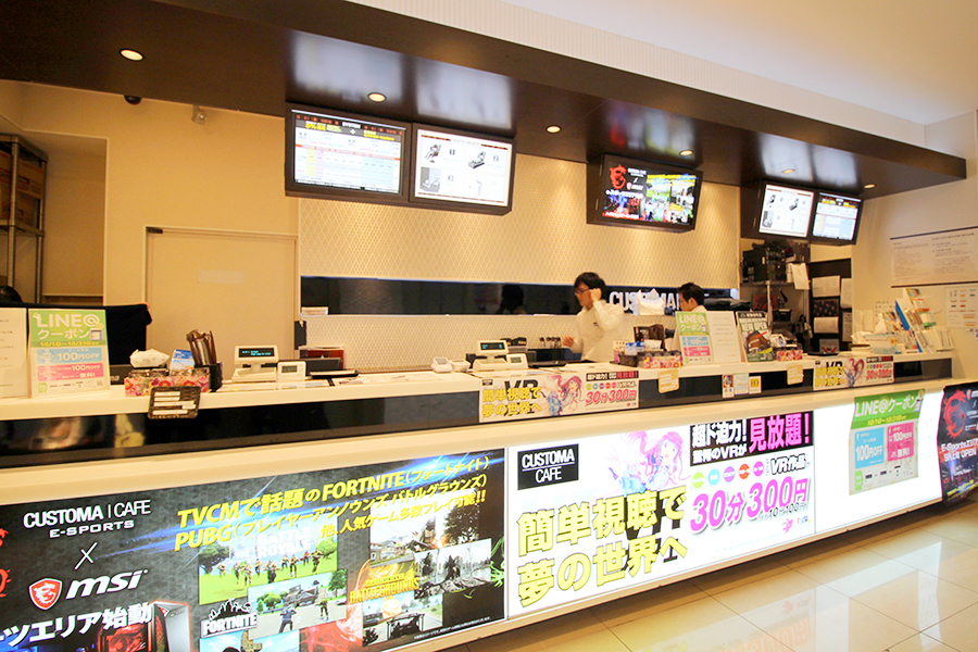CUSTOMA CAFE 歌舞伎町店入口
