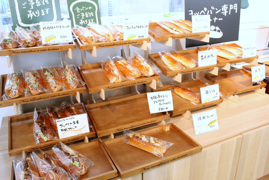 ありあけマルシェ 何じゃこりゃ 出来立て工場丸出し!!コッペパン