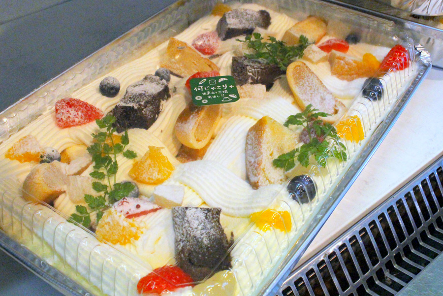 ありあけマルシェ 何じゃこりゃ 出来立て工場丸出し!!わいわいケーキ