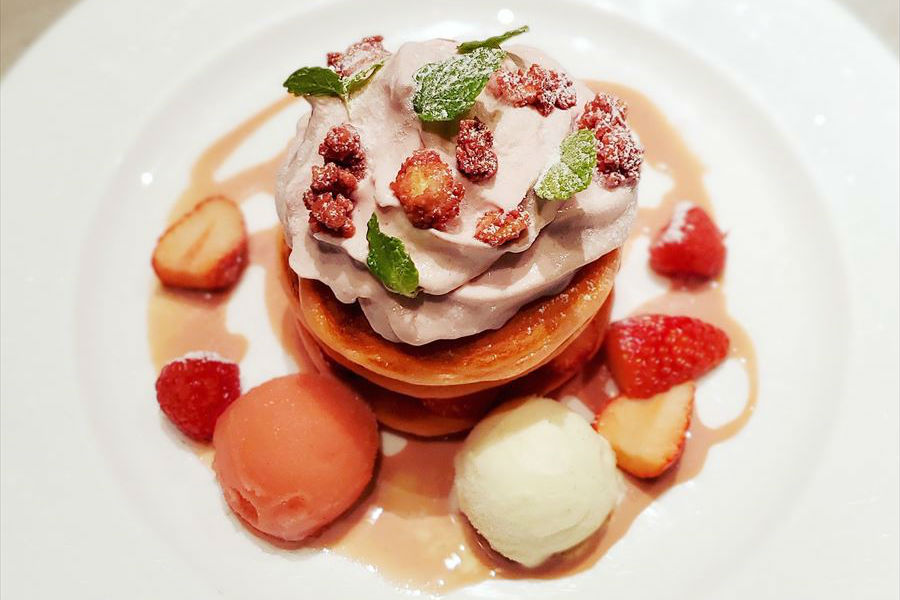 ストロベリーパンケーキ上から