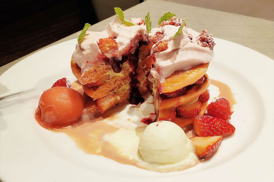 ストロベリーパンケーキ カット