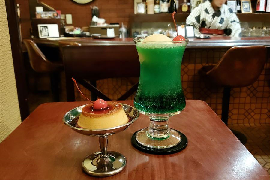 クリームソーダと黒猫亭プリン
