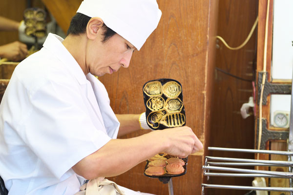 人形焼 手焼きせんべい 亀屋