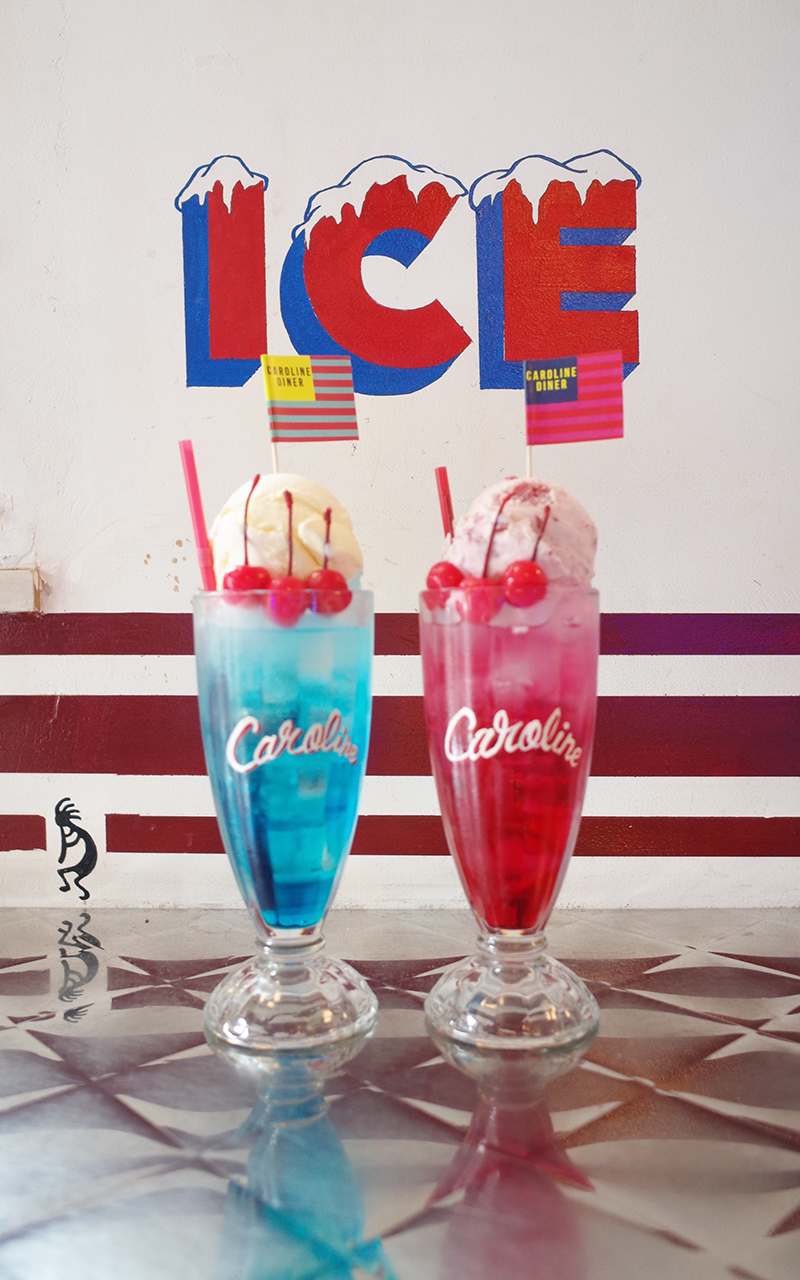 CAROLINE DINER「ブルーハワイフロート」と「ストロベリーフロート」(各800円)