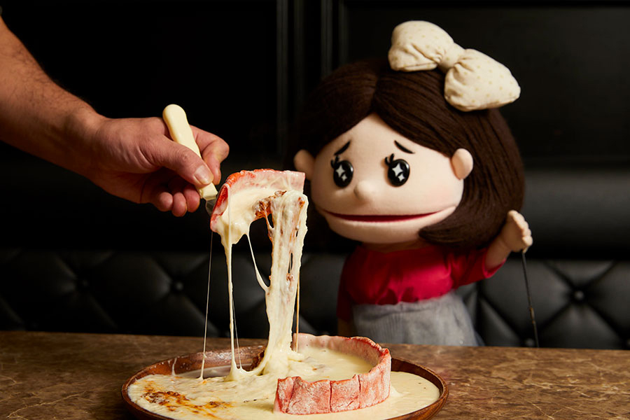 衝撃 チーズの海に溺れるレベル 話題のシカゴピザが大迫力のイタリアン女子会 みちかvol 24新宿三丁目駅 レッツエンジョイ東京