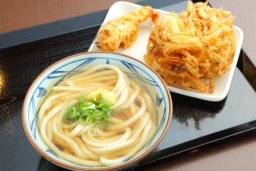 「丸亀製麺」の最強メニューがヤバうまいって！？白玉みたいにモッチモチなうどん、本場・讃岐の味を身近にした創業者に直撃！｜レッツエンジョイ東京