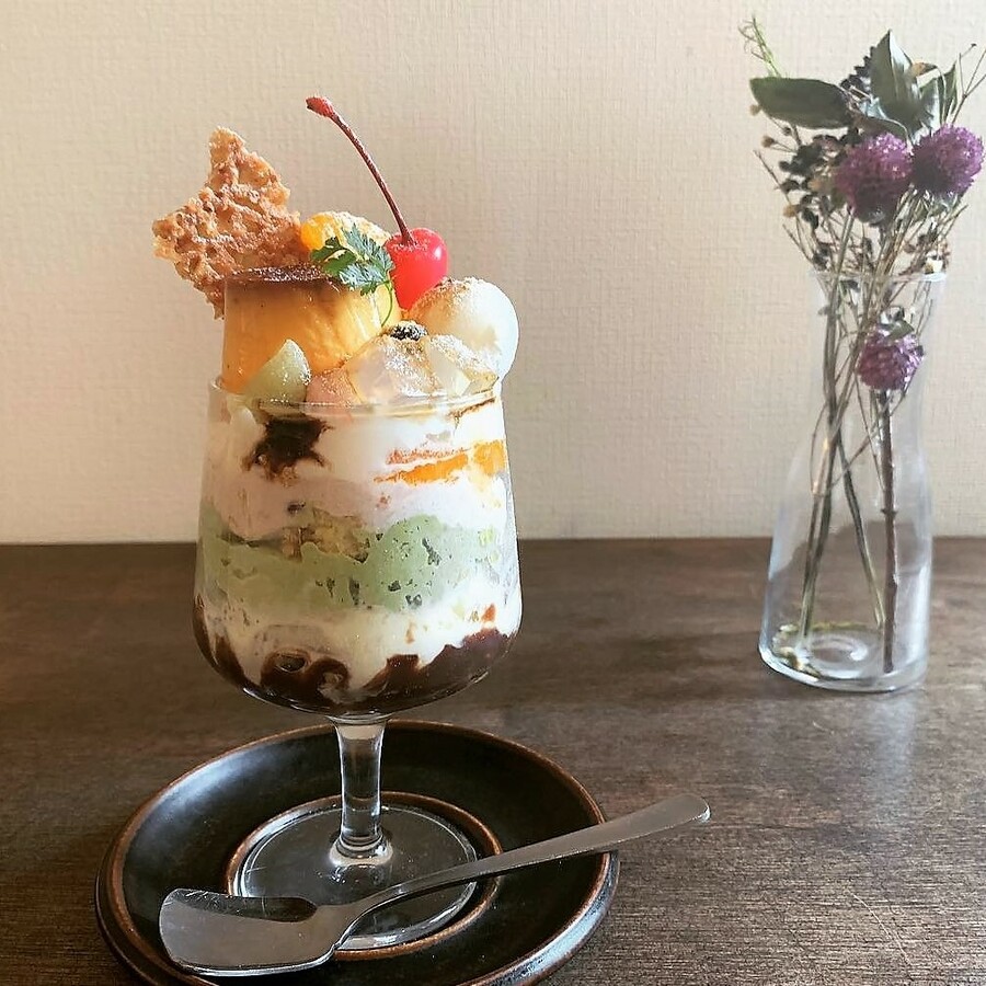 固めプリン など約15種入り 宝石みたいな贅沢パフェが人気の 何度も行きたくなるカフェ レッツエンジョイ東京