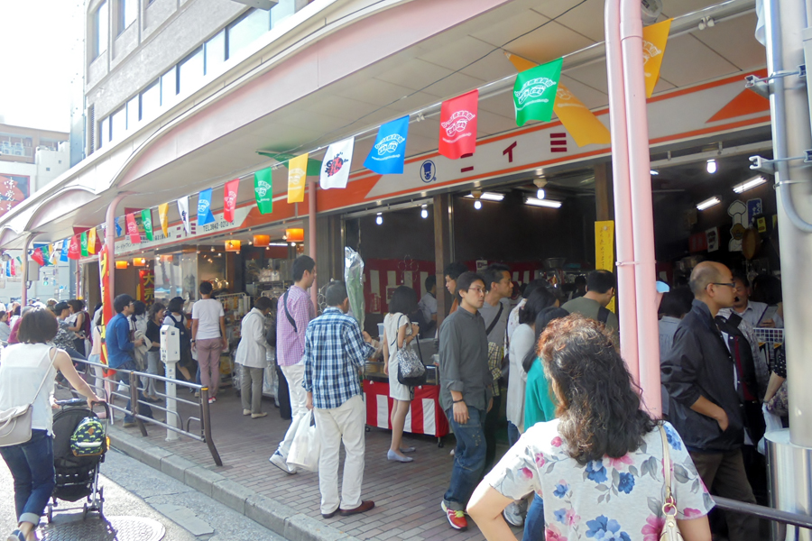 食器100円 かっぱ橋道具まつり に 世界一濃い 抹茶ジェラートも 秋の浅草 大満喫コース レッツエンジョイ東京
