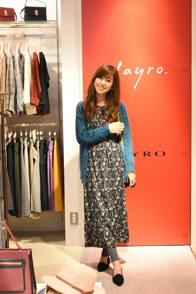 Jayro ヴィンテージライクな花柄ワンピ、リブニットのレギンス、シャギー素材のボリューミーなニットカーディガン、パンプス