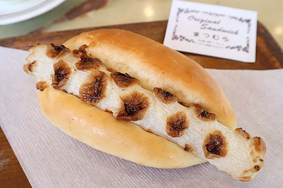 ちくわドッグ って何なの 巨大なちくわがビヨーーン 不思議にウマイ 噂のパン屋さんへ レッツエンジョイ東京