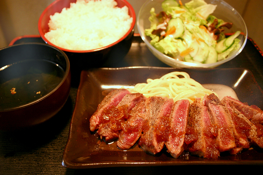 山海楽酒 およよビフテキ定食