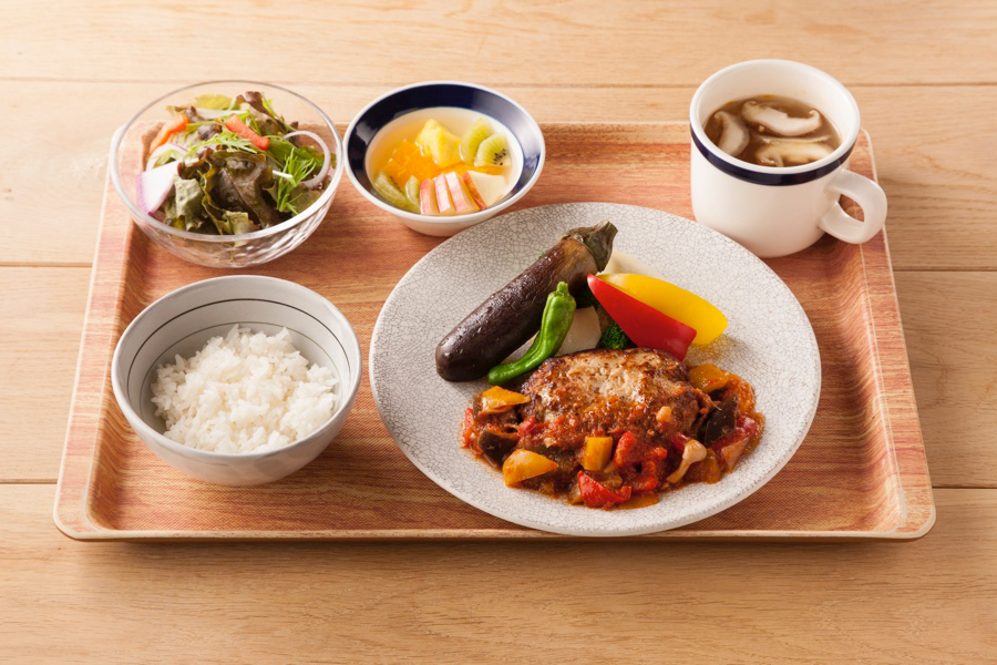 丸の内タニタ食堂手ごねハンバーグ ゴロっと野菜のトマトソース