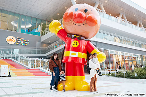 エントランスでは高さ4mの大きなアンパンマンがお出迎え。