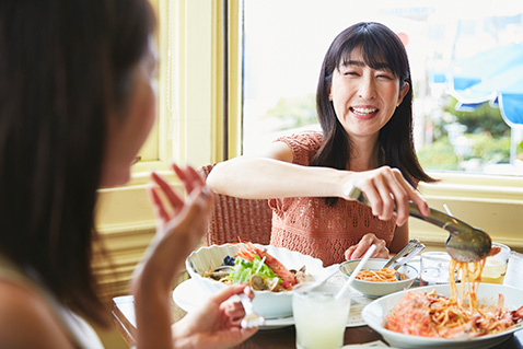 おいしい料理と窓の外に広がる海を見れば会話も弾みます♪