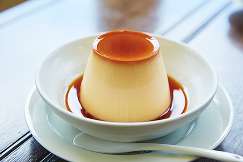 昔ながらの手作り製法。添加物を使わず卵だけで固めます。