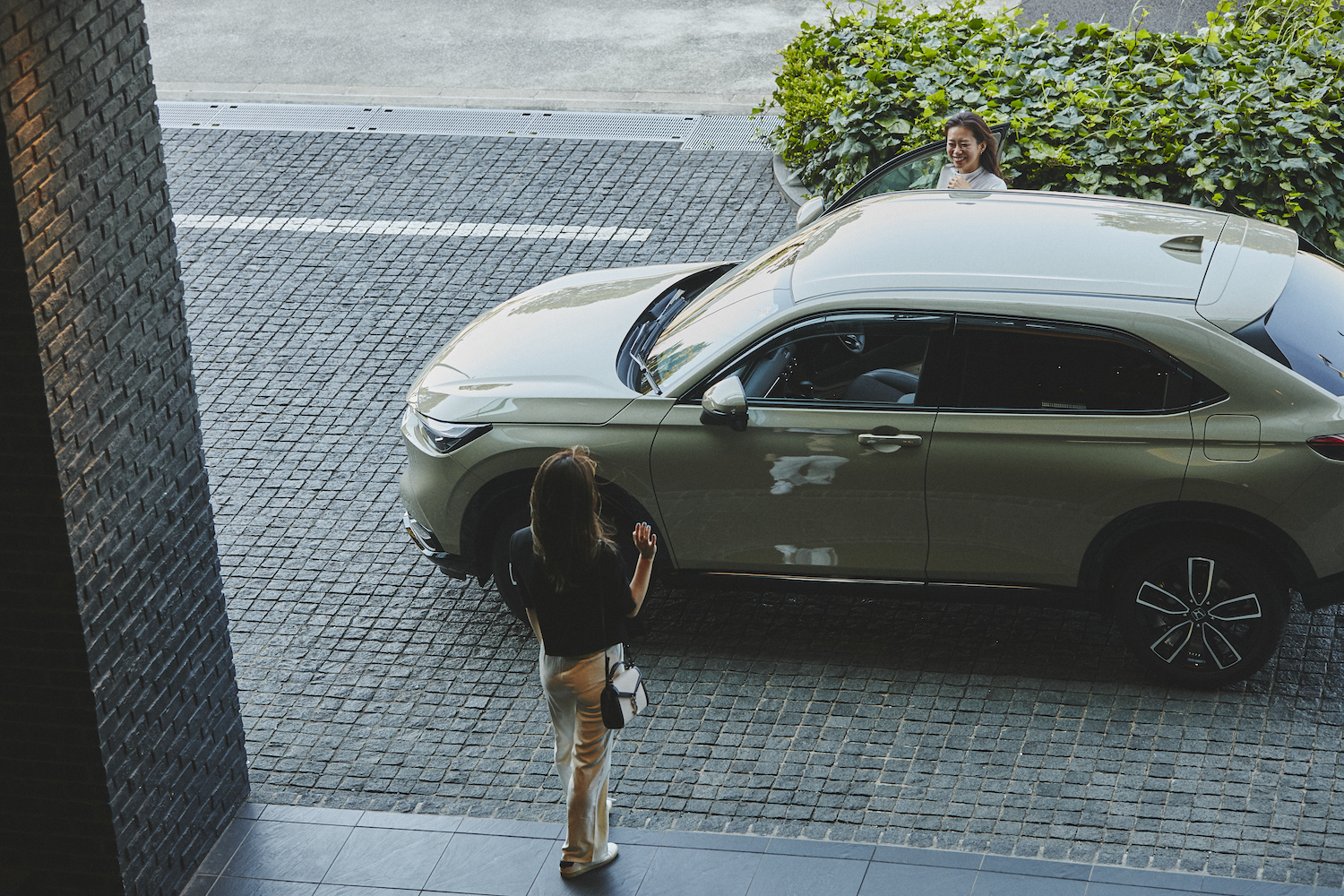 Honda NEW VEZEL初対面の友だち。「色、かわいいね！」と大好評。