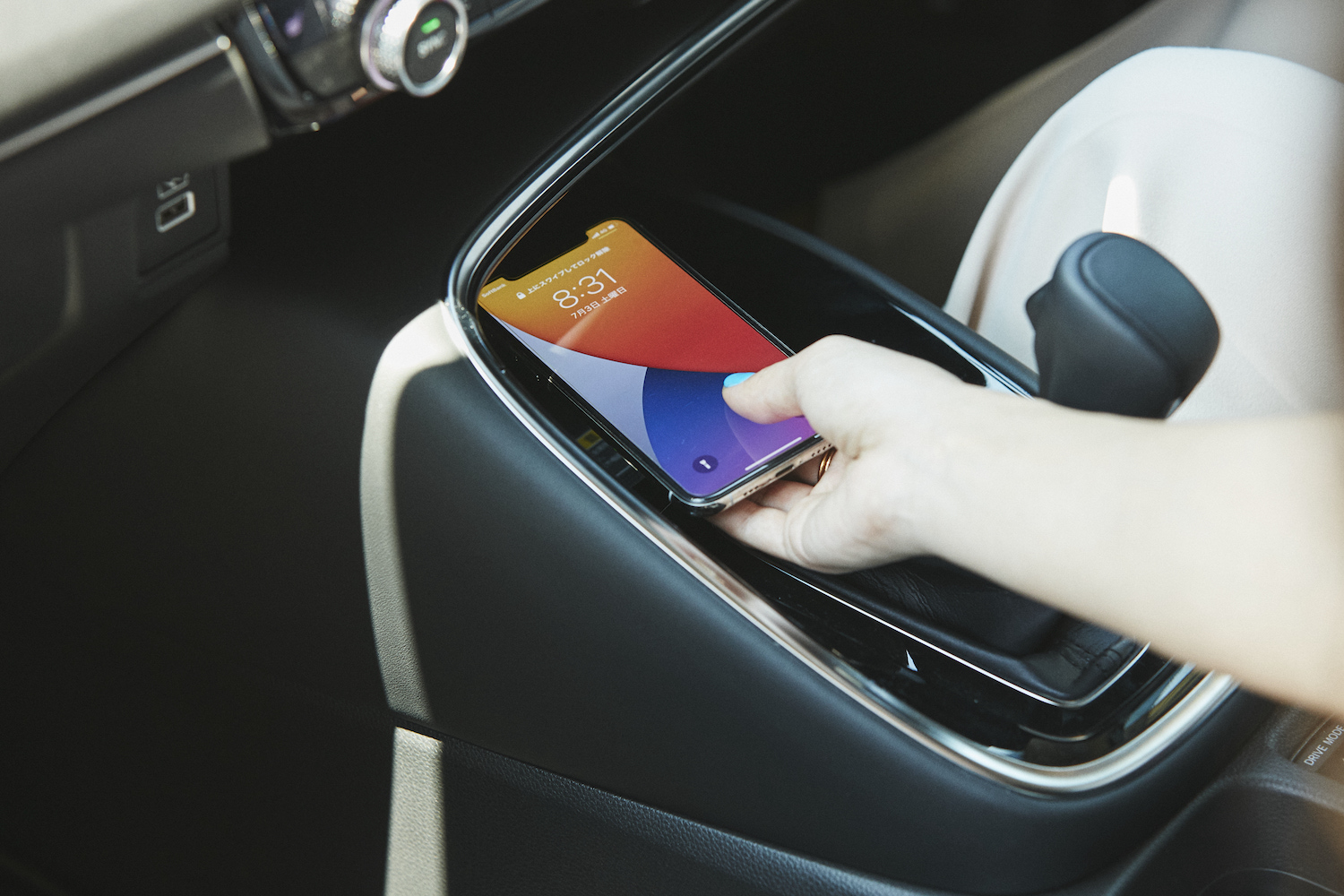 前席には「ワイヤレス充電器」を、また全席に「充電用USBジャック」も完備し、一人にひとつの充電ポートをご用意。