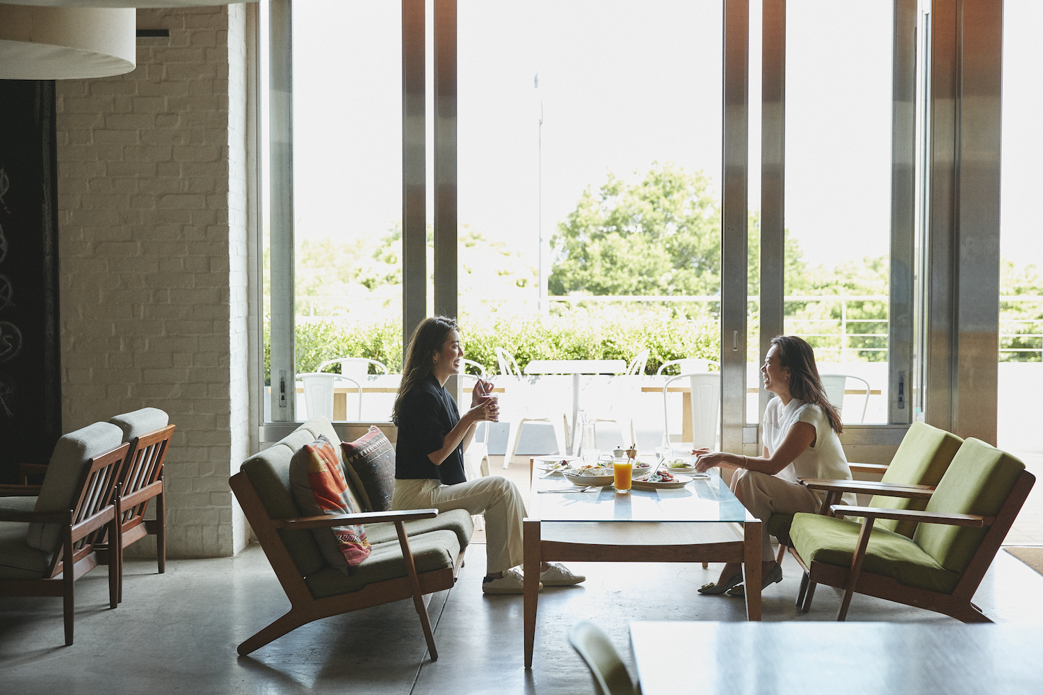 テラスサイドのこの席、この開放感！ 一瞬でリゾートに来た気分になっちゃうよね。