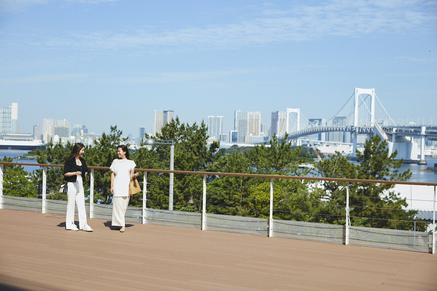 目の前には大きくレインボーブリッジが！