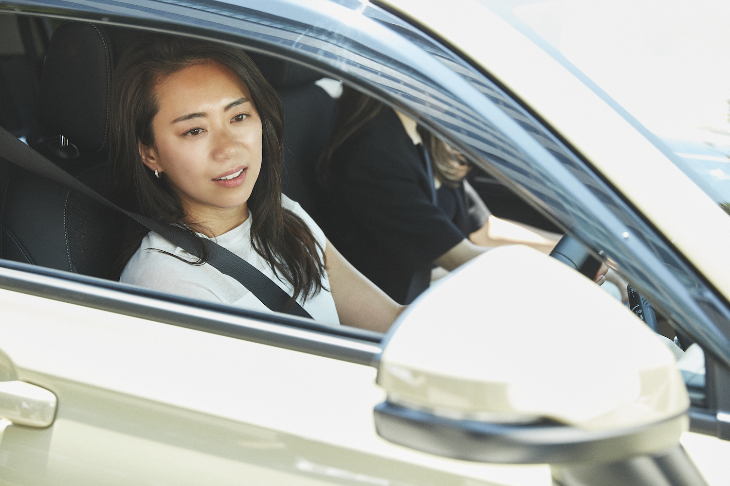 「あ、ドアミラーにマーク光ってる。慎重に！」