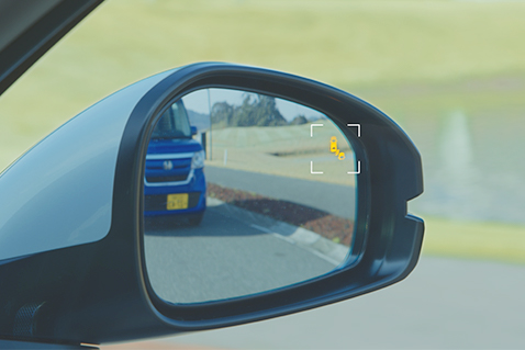 走行中、斜め後ろに車両の存在を検知すると、その方向のドアミラー鏡面上にマークを表示。さらにマークの点滅と警報音で注意喚起も。