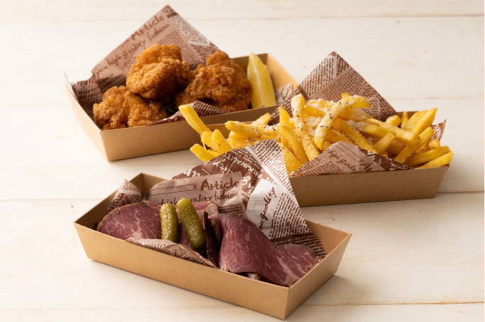 （左奥）特製若鶏の唐揚げ：850円
						（右中央）フライドポテト：650円（左手前）自家製ビーフパストラミ：1,000円
