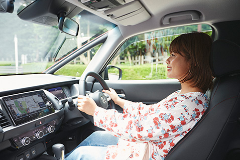 次世代の2モーターハイブリッドシステム「e:HEV」で実現した新感覚の走り心地。※撮影車両はe:HEV FIT 20周年 特別仕様車 Casa