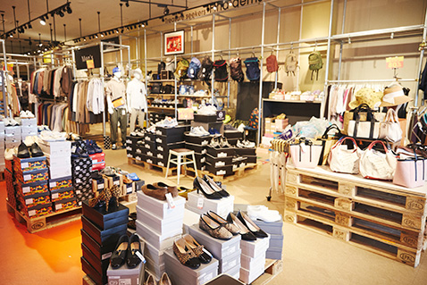 洋服から靴・カバン、雑貨小物まで店内には常時7,000点ほどの商品がラインナップ。