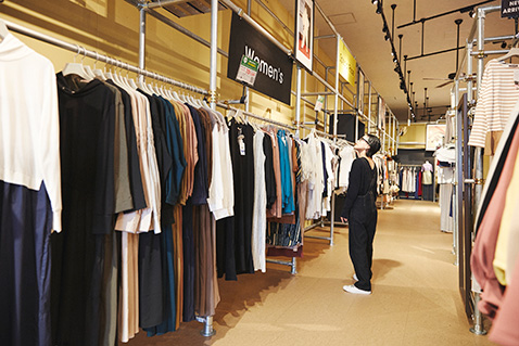 広い店内には一点ものも多く、オトクな宝探し気分でショッピングが楽しめます。