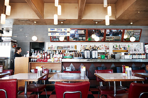 まるでアメリカにいるみたい!店内には赤いボックス席もあります!